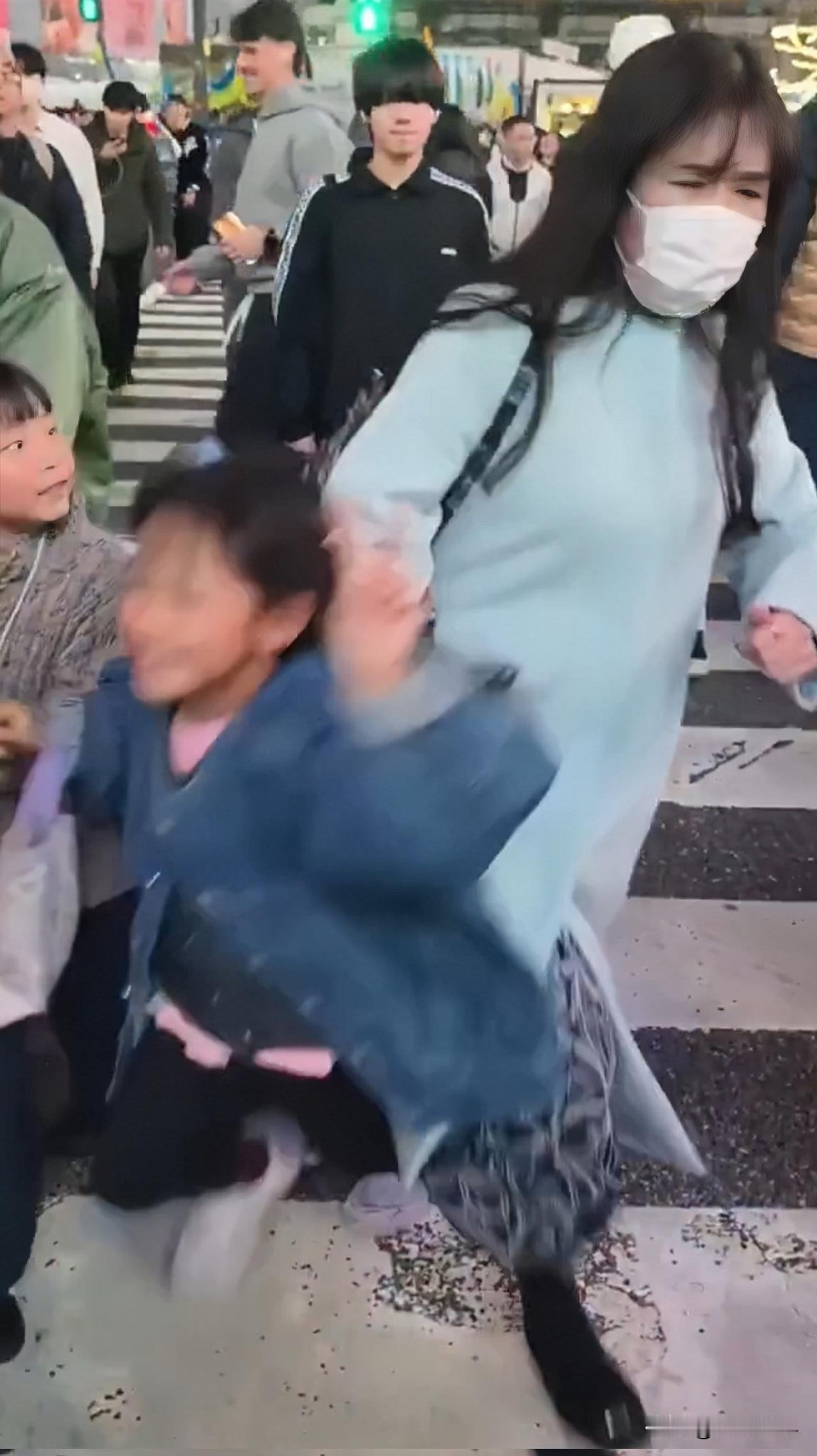 这两天东京口罩女大街上撞台湾省小朋友的事沸沸扬扬，而且日本人发起抵制中国人去日本