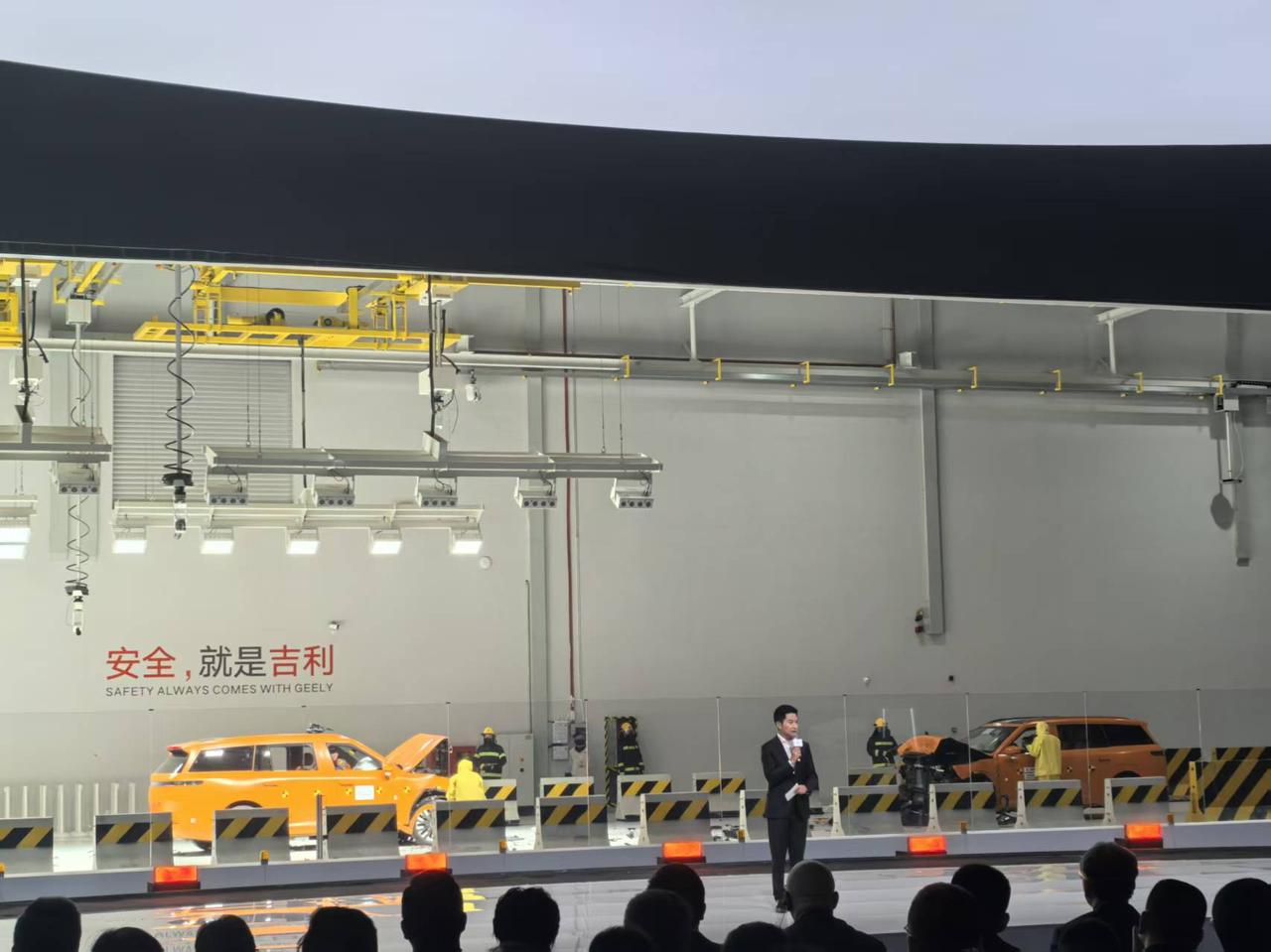 今晚，吉利汽车全球全域安全中心正式发布，并一举创下最大汽车安全实验室、测试功能最
