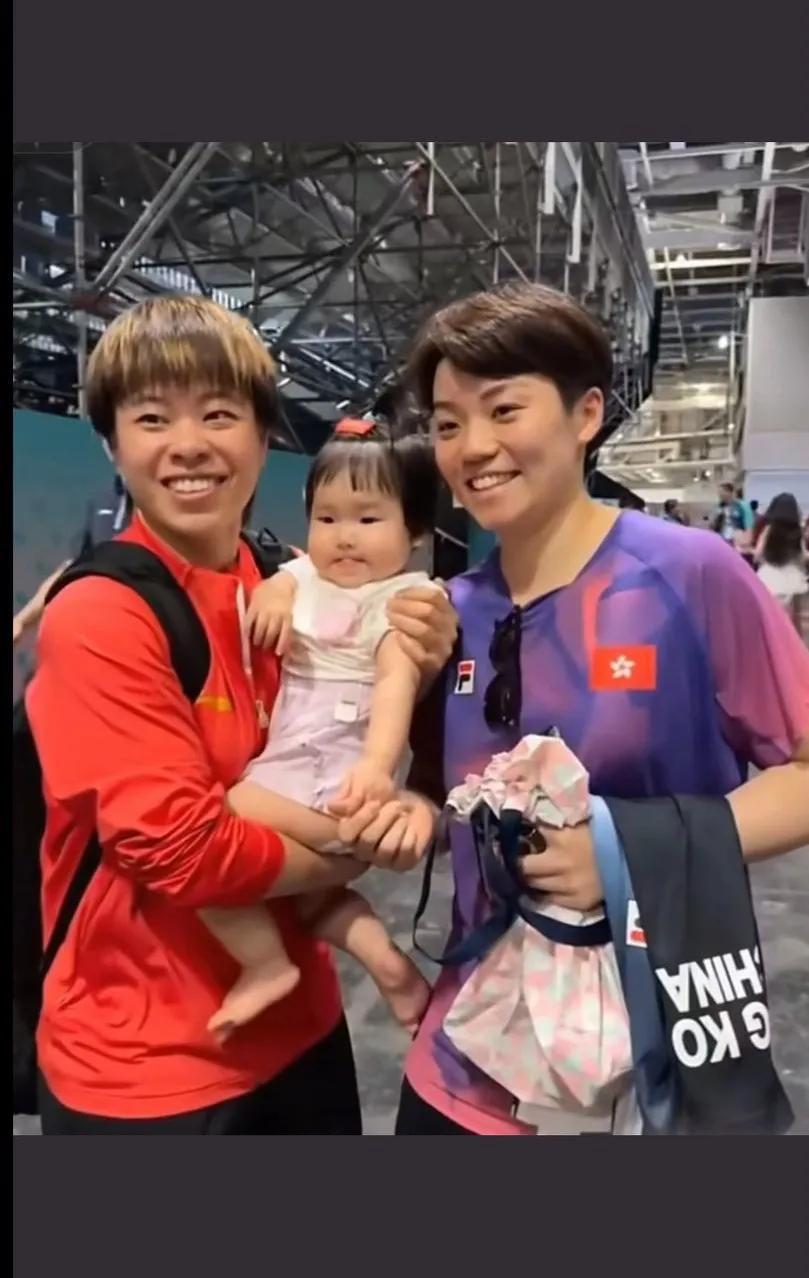 姐妹俩带萌娃出街，笑语盈盈，幸福满满！👨‍👩‍👧
等我小了我也让迪迪和阿杜
