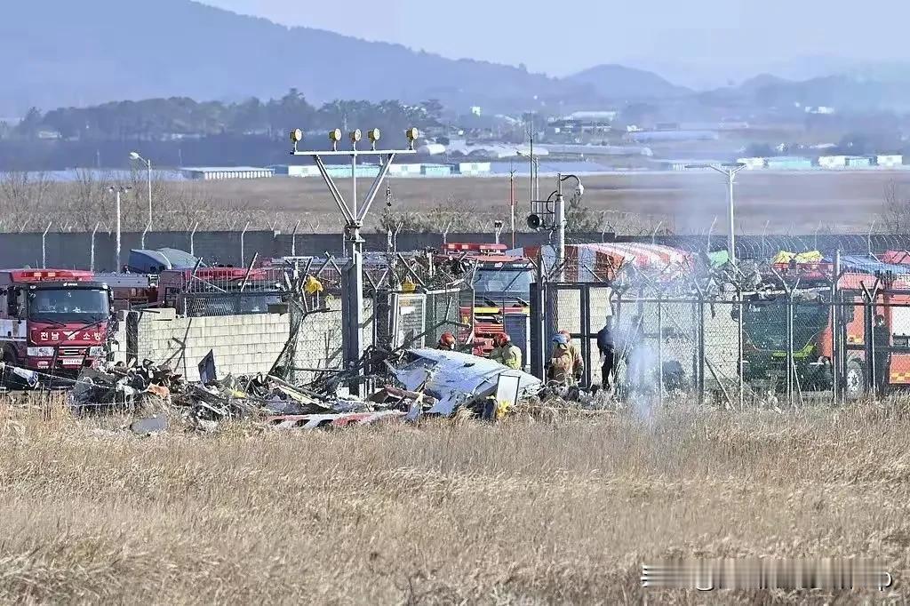 韩国摊上大事了。政坛发生变动，原韩国总统被弹劾下台，韩国客机又发生重大事故，韩国