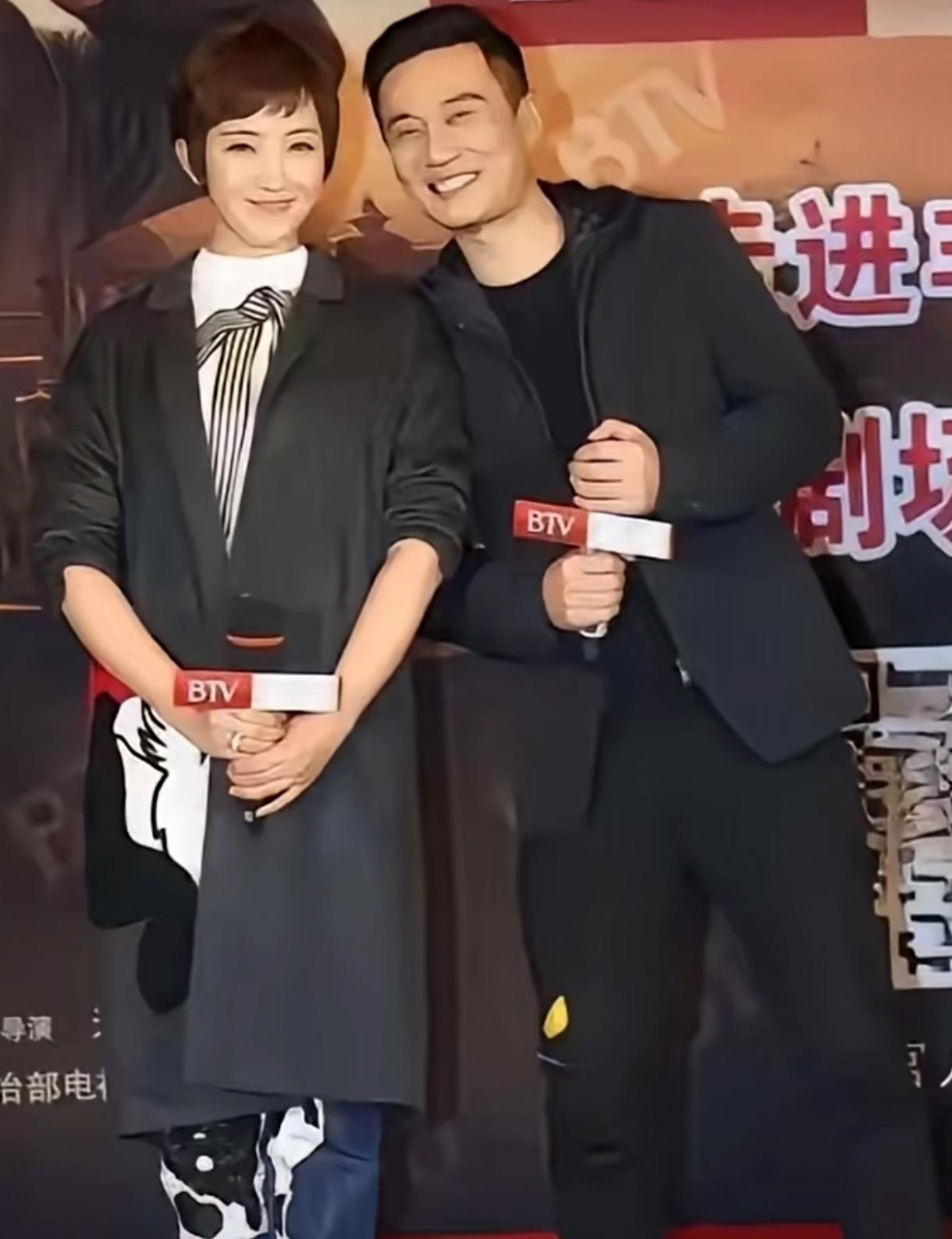 你敢信？白天在片场咬牙切齿地演父女，晚上回酒店搂着睡一张床。这哪是演戏，这是“公