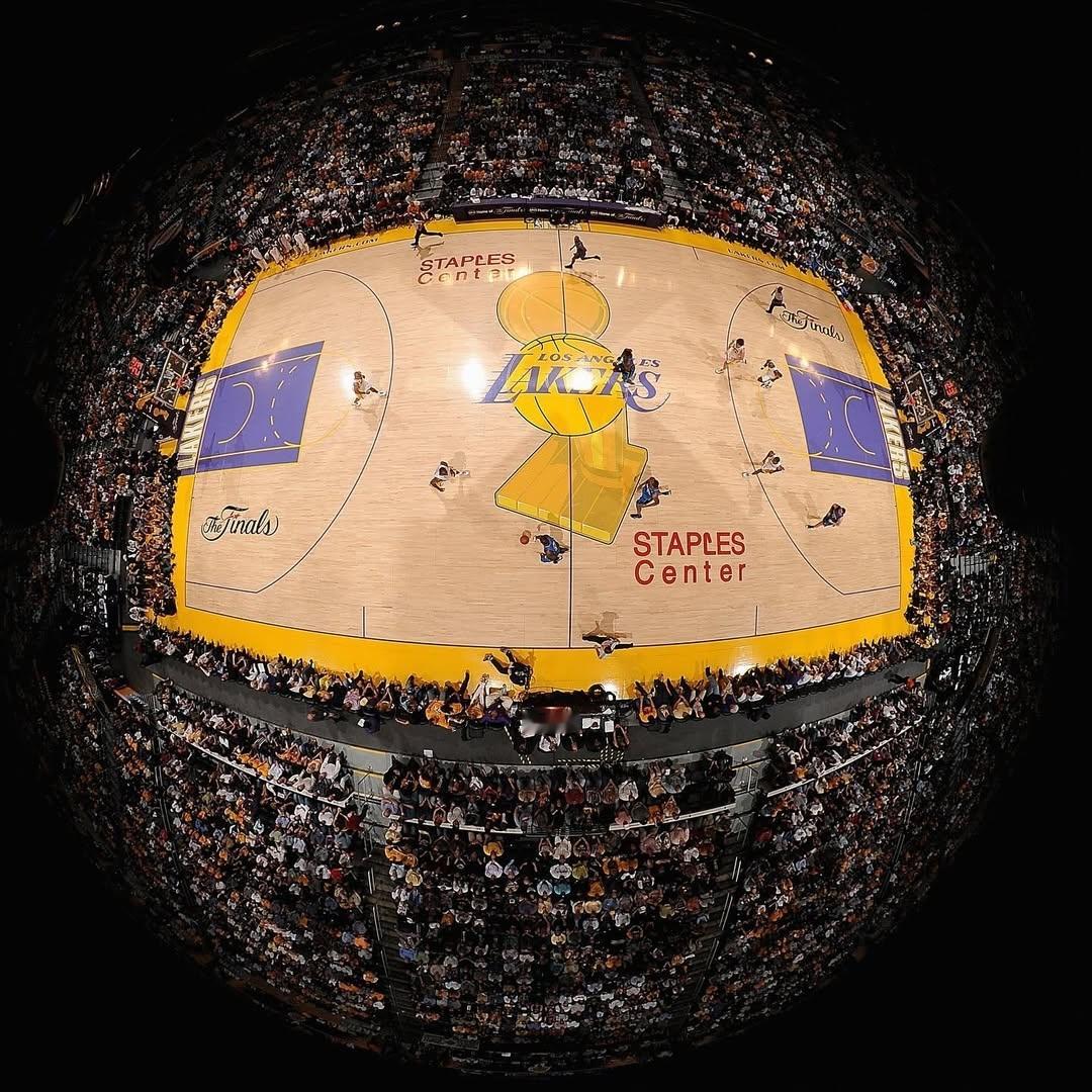 我感觉还是2009年的总决赛地板好看 🤩湖人国度LakeShow