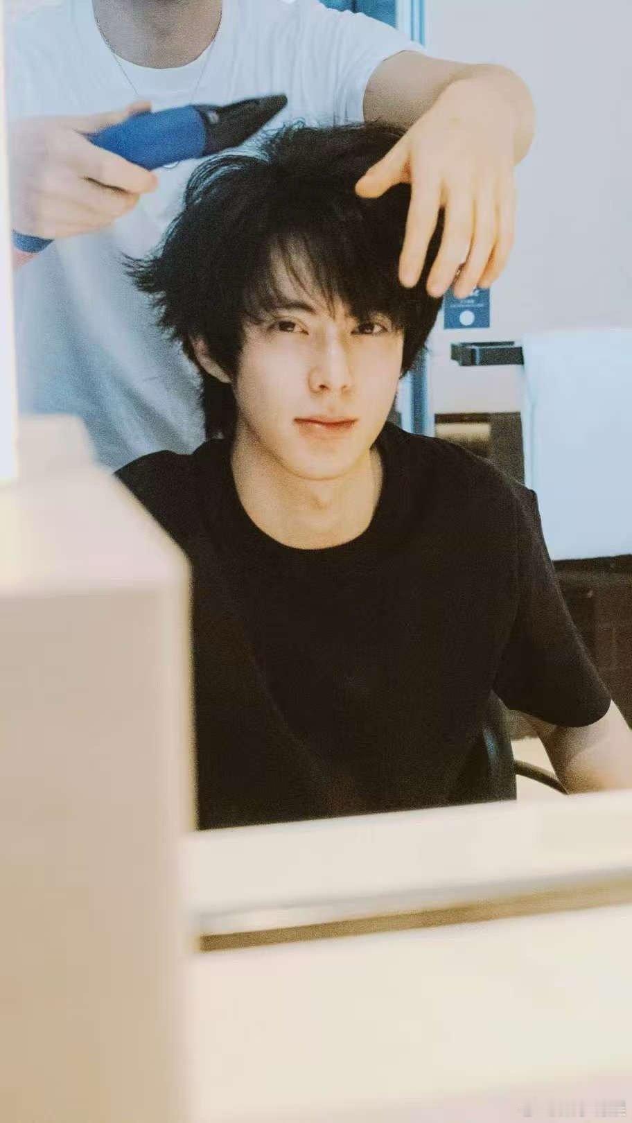王鹤棣这是我能看的吗王鹤棣素颜裸上身王鹤棣素颜裸上身，这是我能看的的吗，[抓狂]