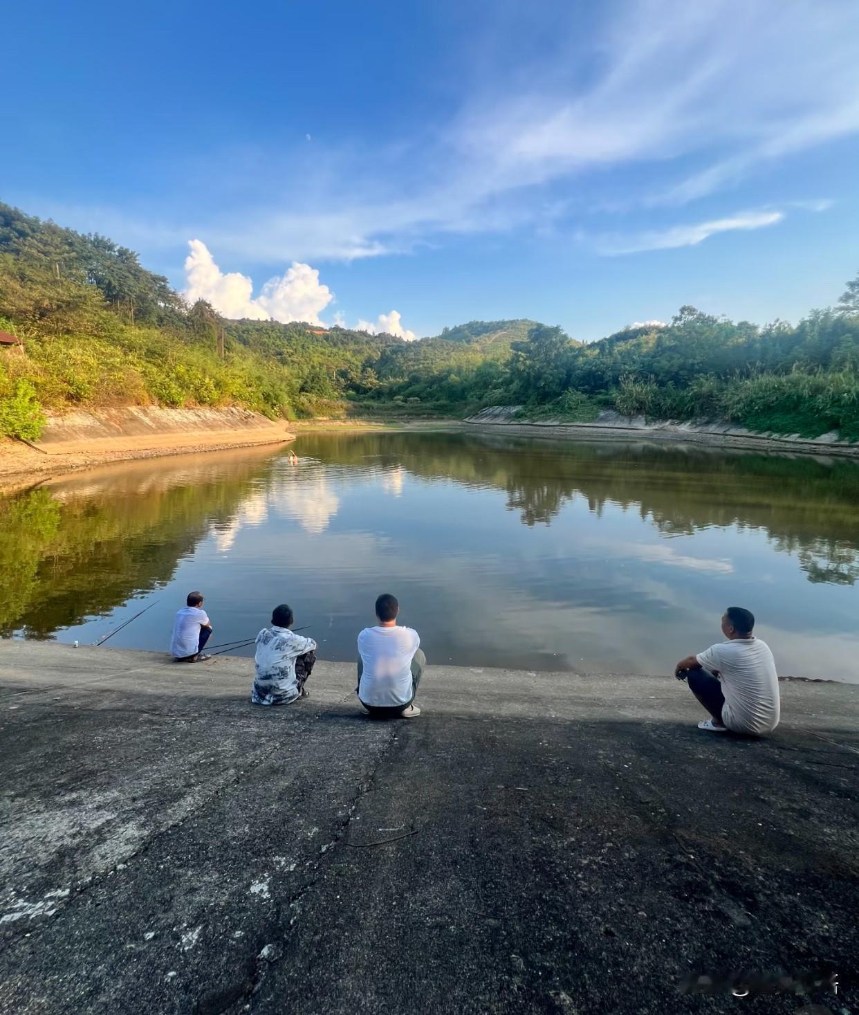 村里的大叔们，今年不出去打工了

谁老家还没几个常年在外的长辈？
十五六就南下，