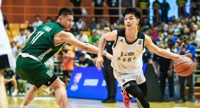 才知道王艳的儿子球球在篮球这方面这么优秀！凭借篮球体育特长生直接保送北大了高中就