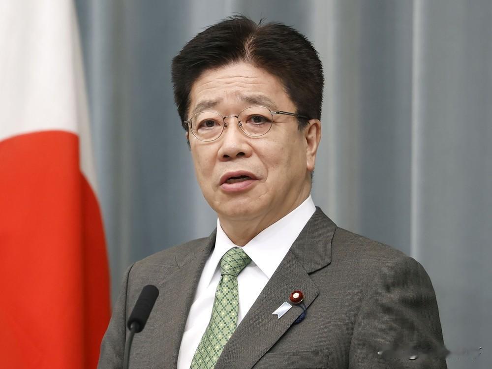 眼看中国继续强硬，日本对美国摊牌了，要拿美债当关税筹码

日本财长加藤胜信参加东