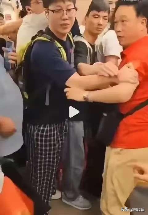 地铁老人强拽女孩让座后续：老人和家长扭打，拉扯的时候眼镜被打掉，拳打脚踢，身手了