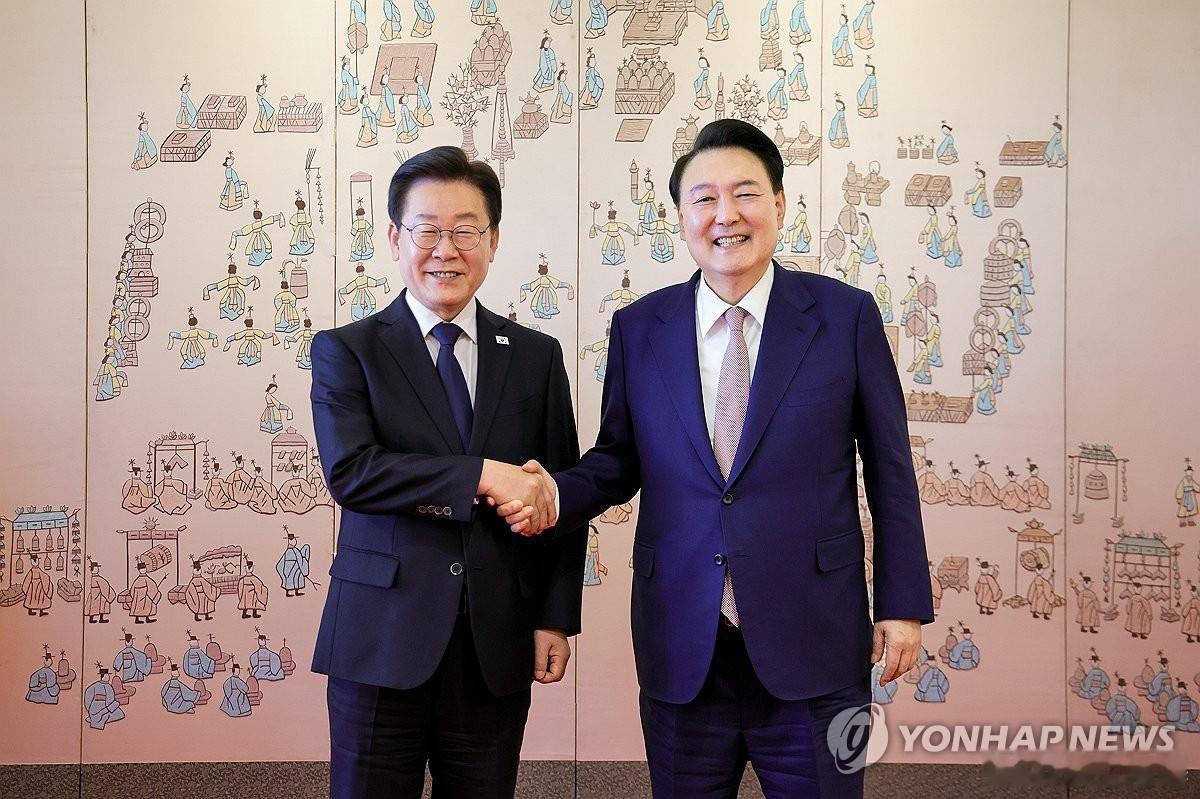 在2022年举行的第20届总统选举中，李在明曾以0.73个百分点之差惜败于尹锡悦