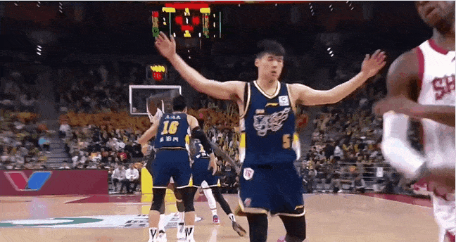 陈家政好样的，不怕迪亚洛造成进攻犯规，迪亚洛犯规危机



陈家政继续防守迪亚洛