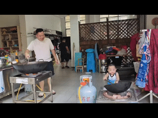 “这下火了~”贵州一个1岁多的小宝宝，还在穿尿不湿的年纪，竟然拿捏住了颠锅的架势