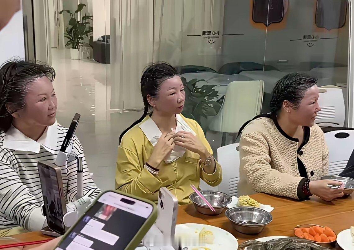 我表姐18出头，交往了一位30岁的男友。一次两人出门，对方被误认作她的儿子。这话