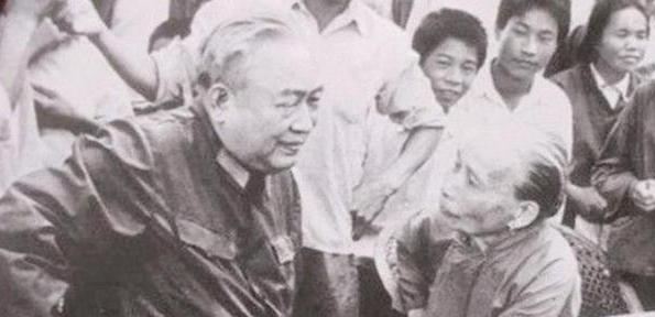 1983年总政主任余秋里中将回乡探亲，弟弟却避之不见，村长亲自来请，讲：“财发，