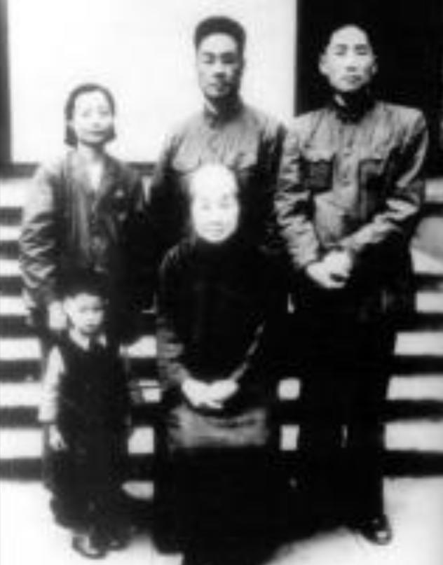 毛岸英新婚不久即奔赴朝鲜前线，离别时在刘思齐病房门外徘徊，他究竟该如何开口告别？