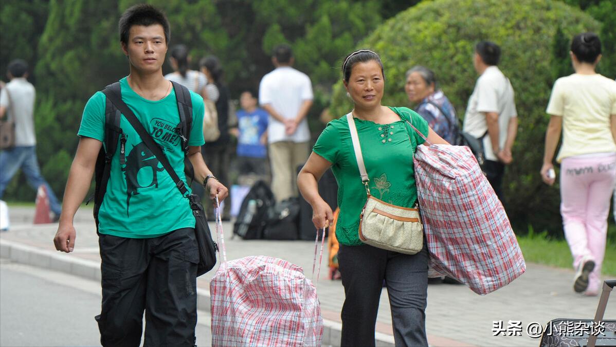 学历贬值比房价跌得狠，大学该不该读？关键在“迷信学历”这病根儿。

十年前大学生