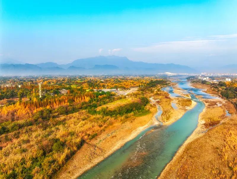 最近网上疯传“都江堰金马河淘出800克狗头金”，好多人被这消息吸引，还讨论起淘金