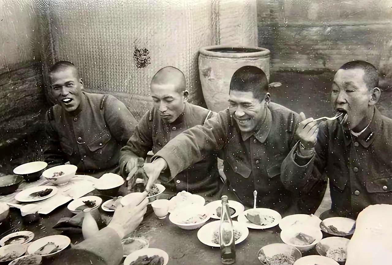 你敢信？
现在外卖小哥送个饭都得骑着电驴跑三公里，可当年咱们的战士，真·吃不饱穿