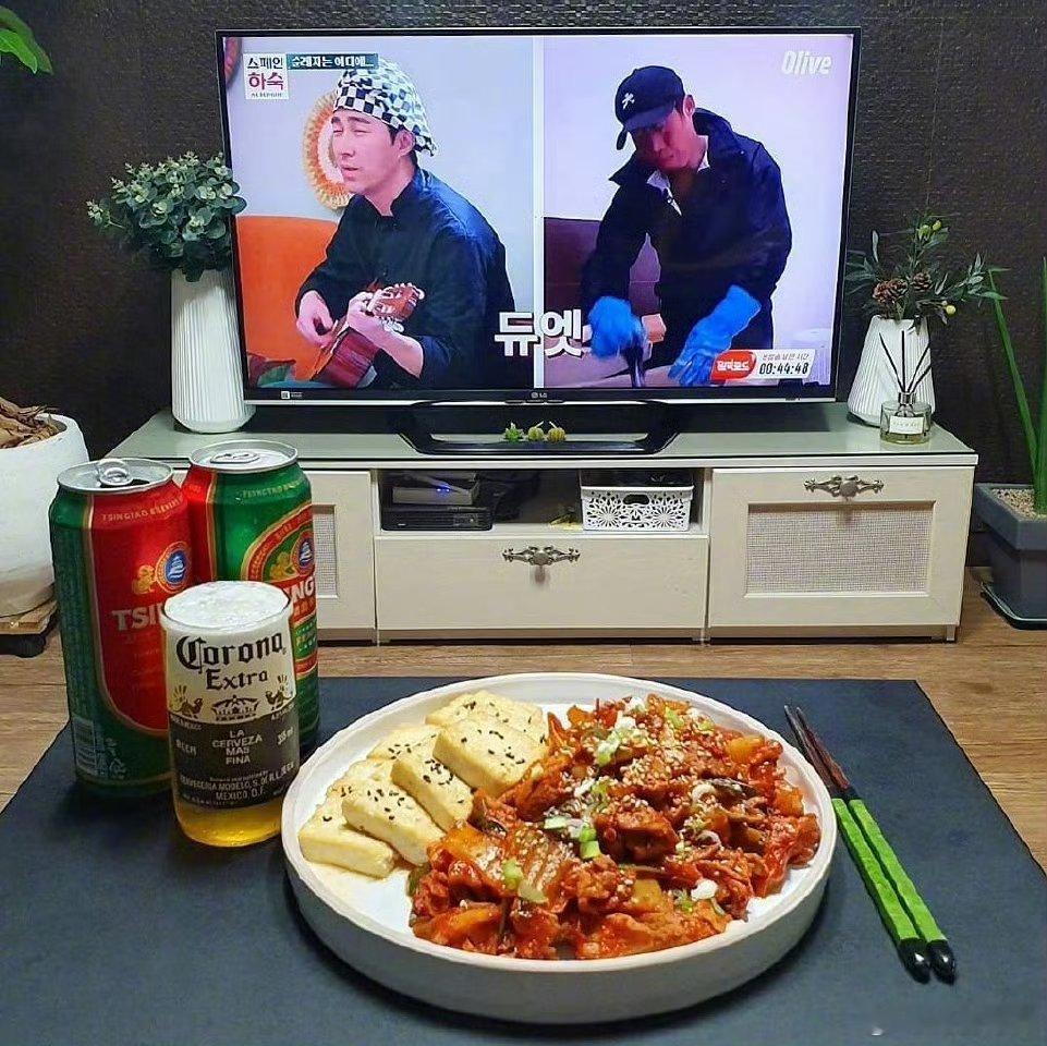 馋师 早上好呀，今天下雷雨了，很大，但是天气还是这么闷热，大家注意防暑降温带好雨