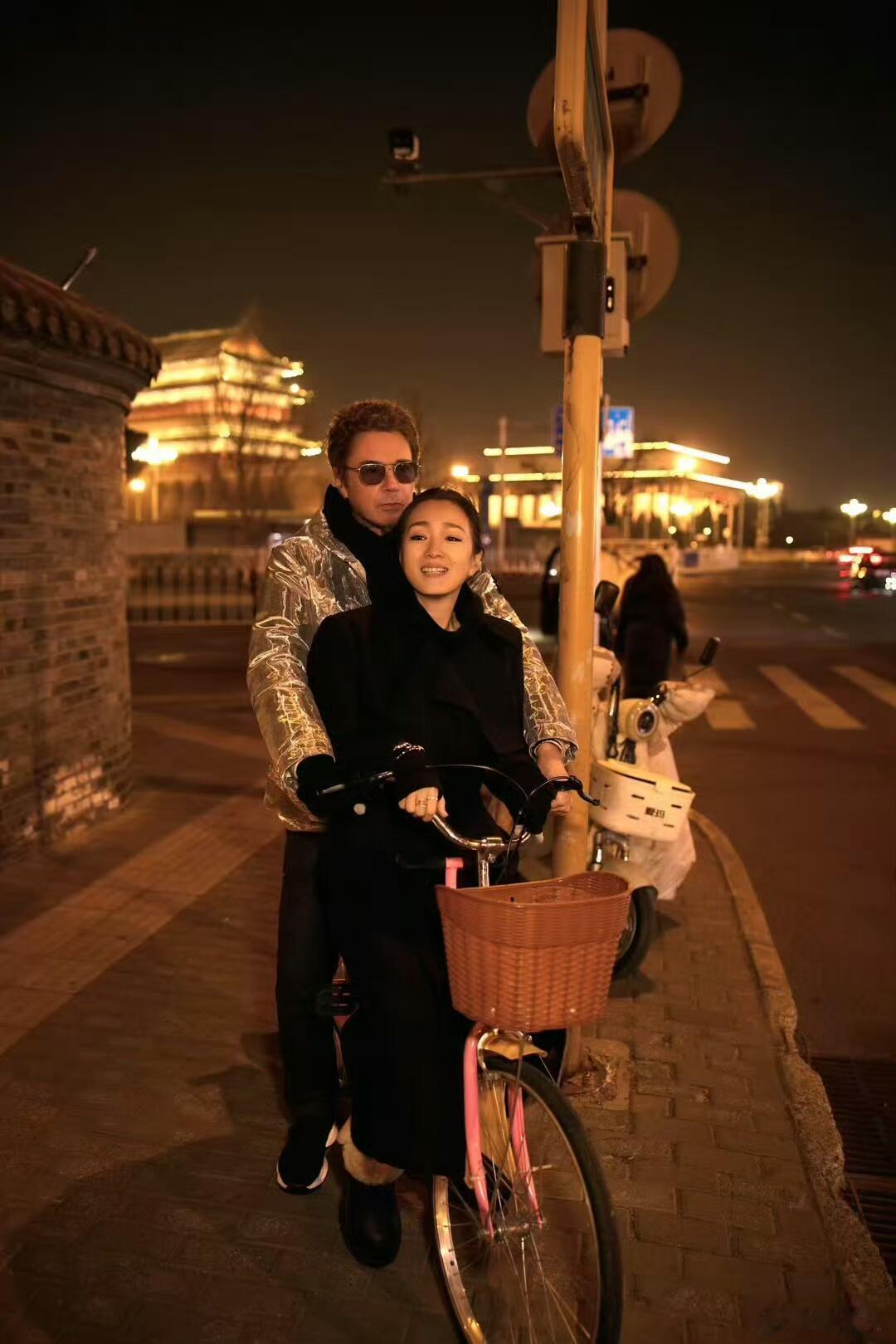 59岁的巩俐与77岁的丈夫游北京中轴线 