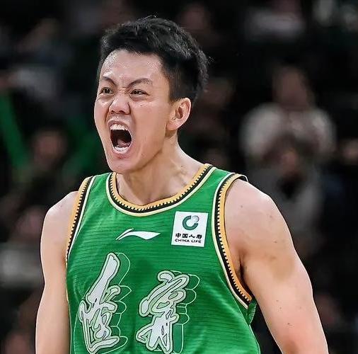 姜宇星在昨晚对新疆男篮的比赛中，拿下10分，3篮板，1助攻。结束上场得分荒尴尬。