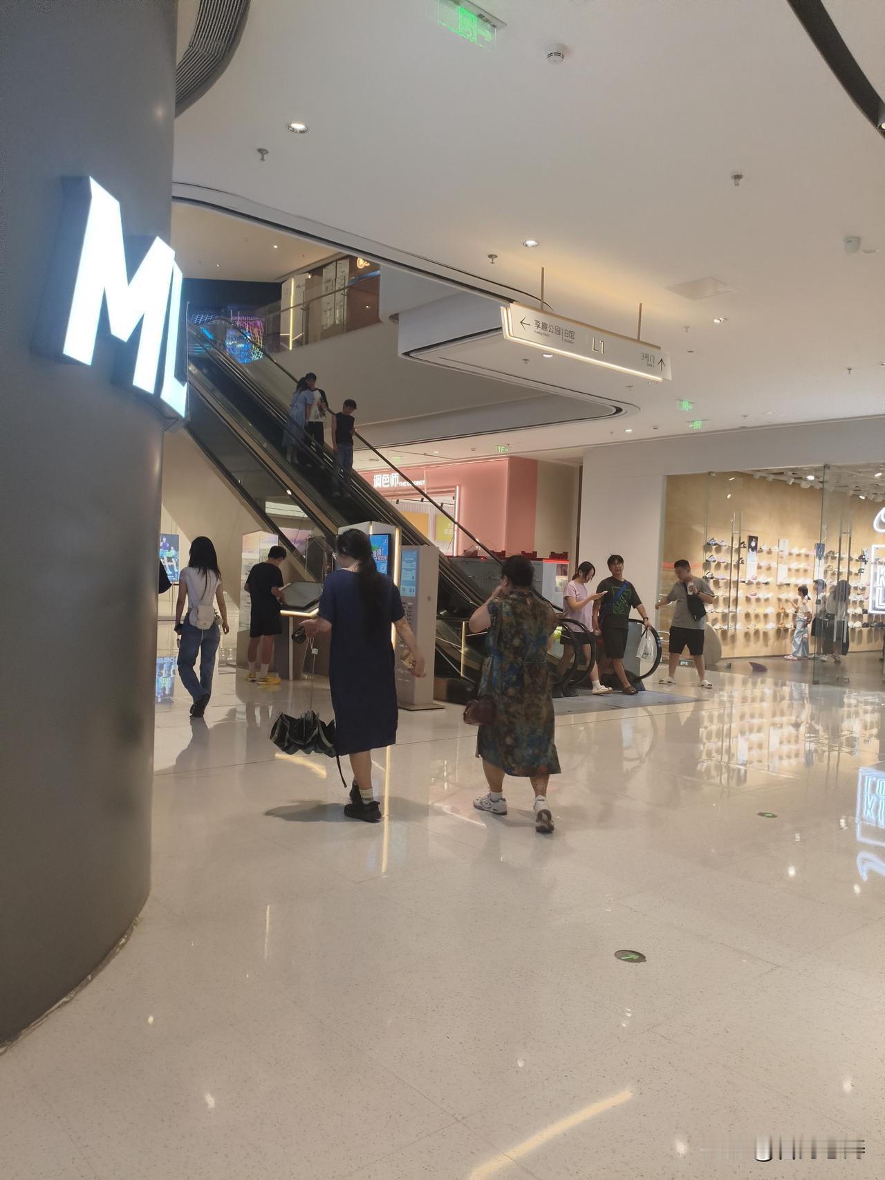Micro）的员工。检方指出，这些被告“完全清楚”这两家企业在出口方面有着严格的