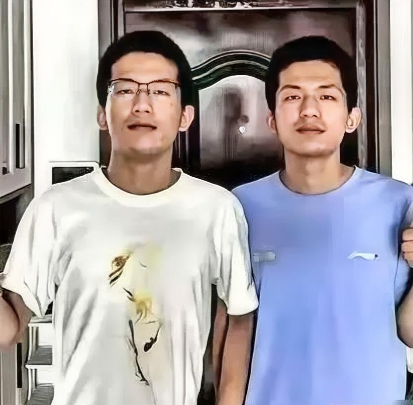 安徽一对双胞胎，哥哥高考查分698，弟弟697。全家还没来得及高兴，清华大学招生