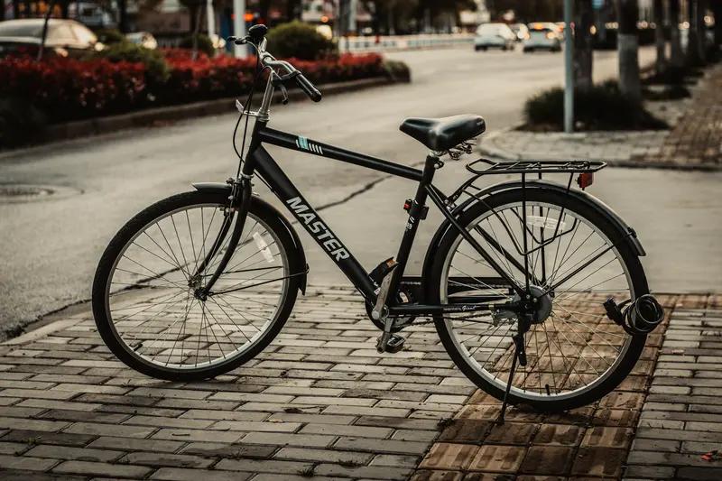 12月10日北京，男子自行车被偷，但有定位芯片，在8公里外的小区成功找到，自行车