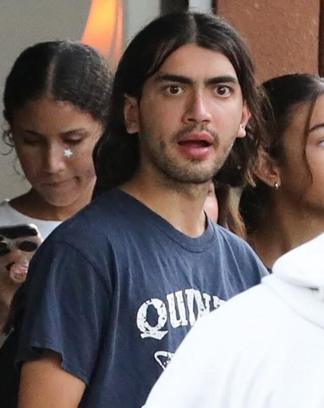 迈克尔杰克逊小儿子Bigi终于有新照片啦！近日，在洛杉矶街头，Bigi和堂兄弟外