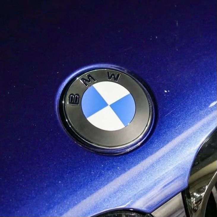 宝马2026年2月起全系用新LOGO，哑光黑环替镀铬，蓝白更饱和，油电标识统一。
