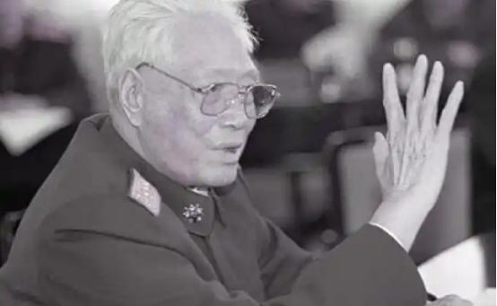 1952年3月，张震调任作战部长，乘火车抵京时，看到接站，居然是副总参谋长，当即