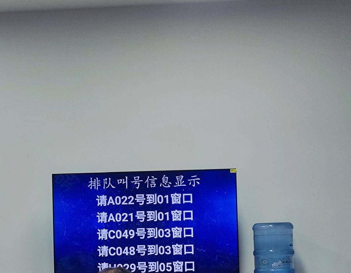 朋友去年在租房遇到了一个很差劲的房东，拖着押金不给。
还好朋友留了证据，最近我帮