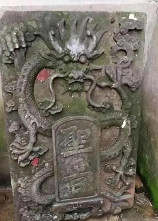 2010年，浙江一农妇在村口的池塘边洗衣服，猛然感觉身后好像站了一个人，扭头一看