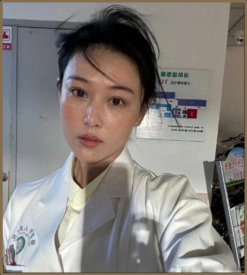 37岁张馨予原相机自拍，皮肤好到能看清毛孔 
