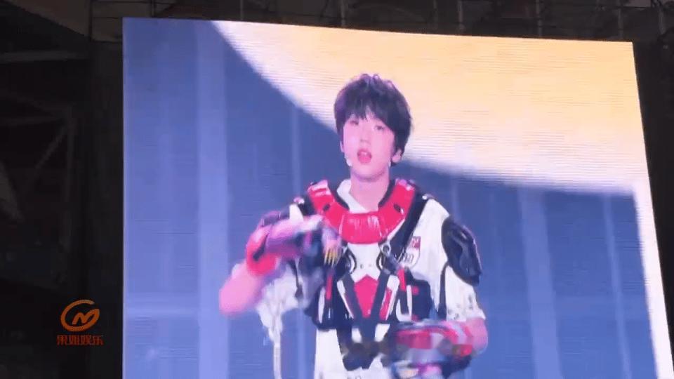 TF家族都穿长裤不告诉聂玮辰聂玮辰的拳击风穿搭在一众长裤中格外抢眼，一举一动都带