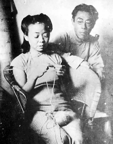1922年，闻一多在父母强行施压下，迎娶了从未谋面的远房表妹高孝贞。洞房之夜，闻