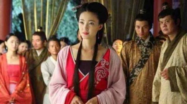 民国的青楼女子回忆以前生活：每到深夜，老鸨都要去她们卧室里，弯着腰拿着木棍仔细敲