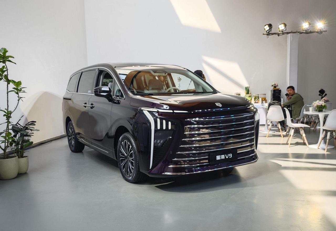 说个有点好玩的细节。这车的第二排座椅还有横向滑动功能，拉着一家老小外出旅游时，家