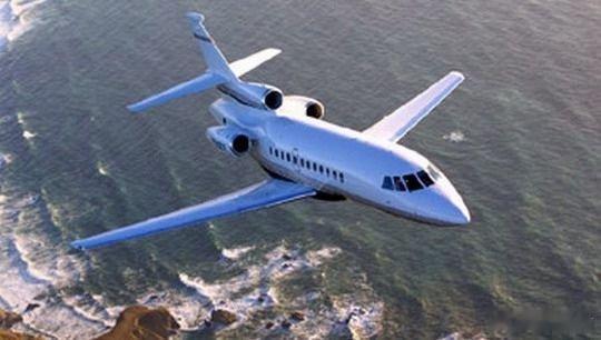 一架日本海上保安厅的达索猎鹰2000MSA飞机已从冲绳那霸空军基地起飞，正向西南