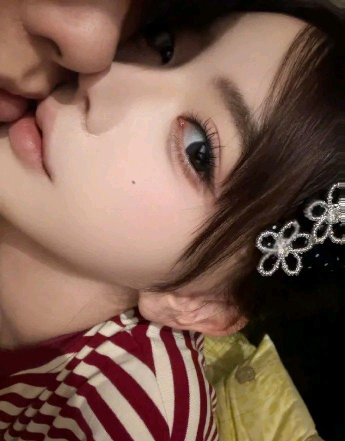 韩安冉晒出和新男友的亲吻合照，配文里全是藏不住的甜，评论区直接炸了锅。
算下来今