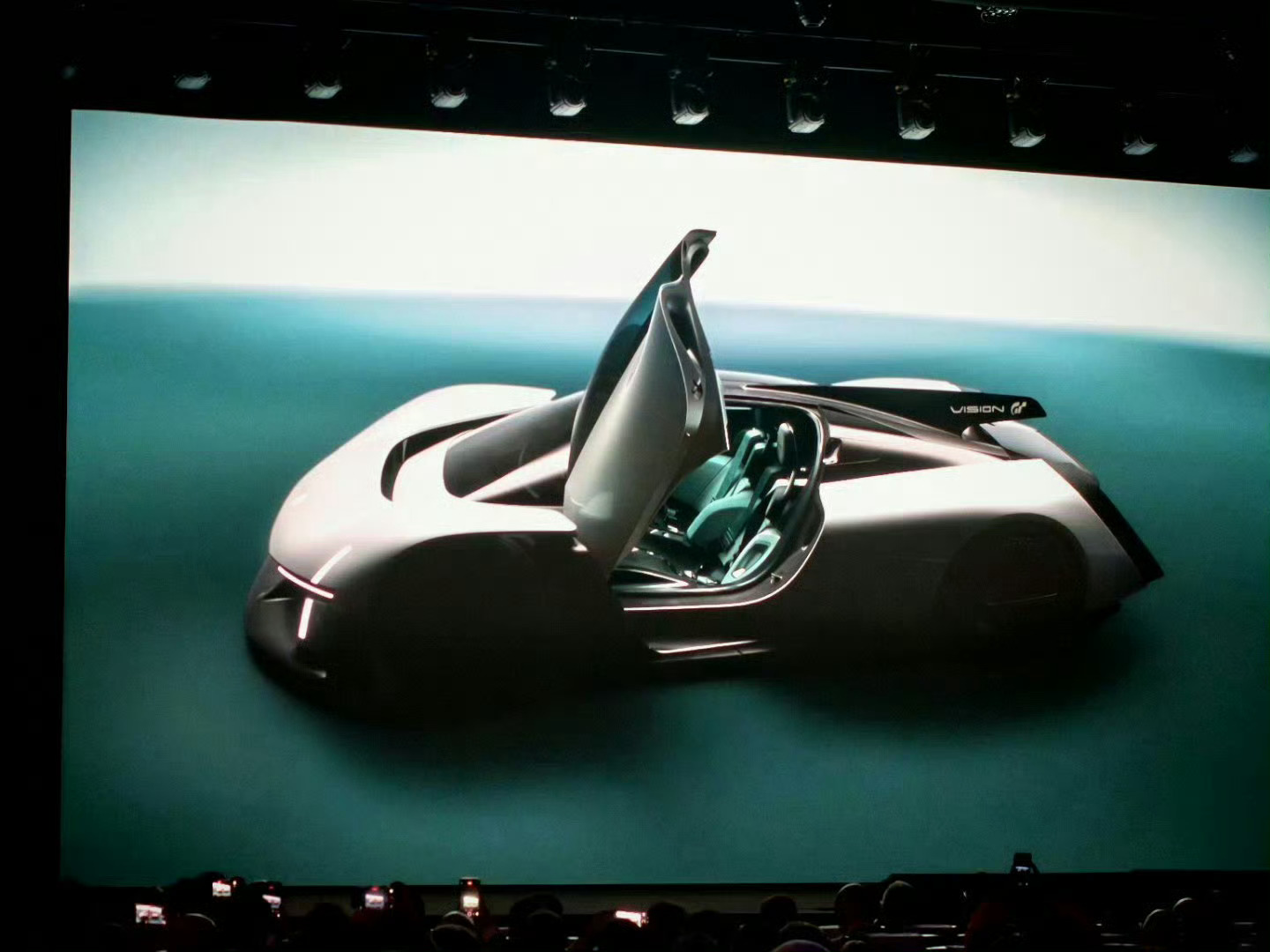 这应该是我见过，电车里面最跨时代的设计震撼全世界！ 