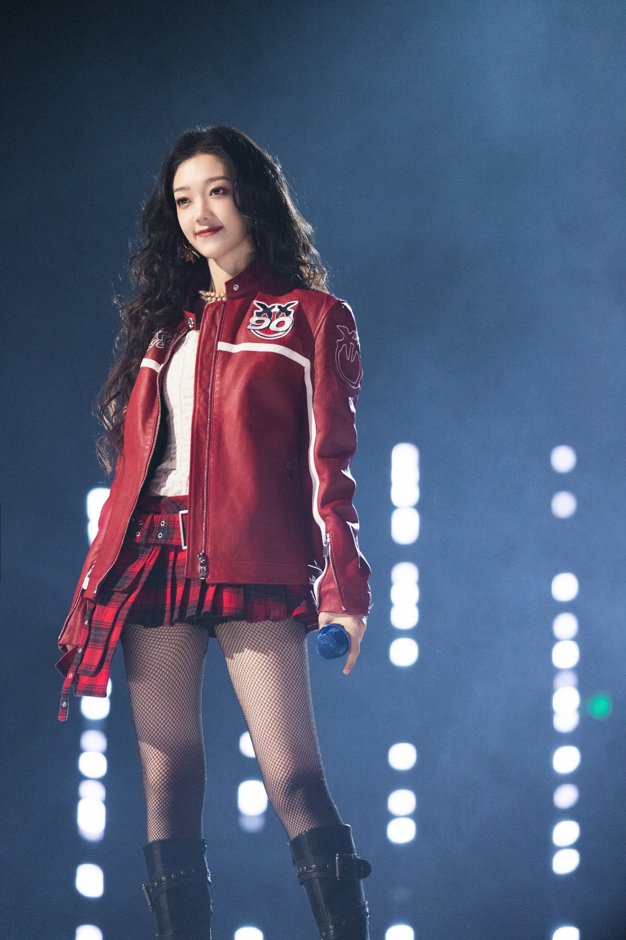 希林娜依高甜酷舞台：格子裙网袜，身材真好。希林娜依高