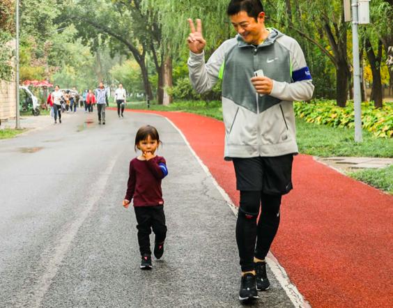 李亚鹏和小女孩公园合拍画面美好，他举着手笑得好温暖。他不仅笑容温暖，他的善举也温