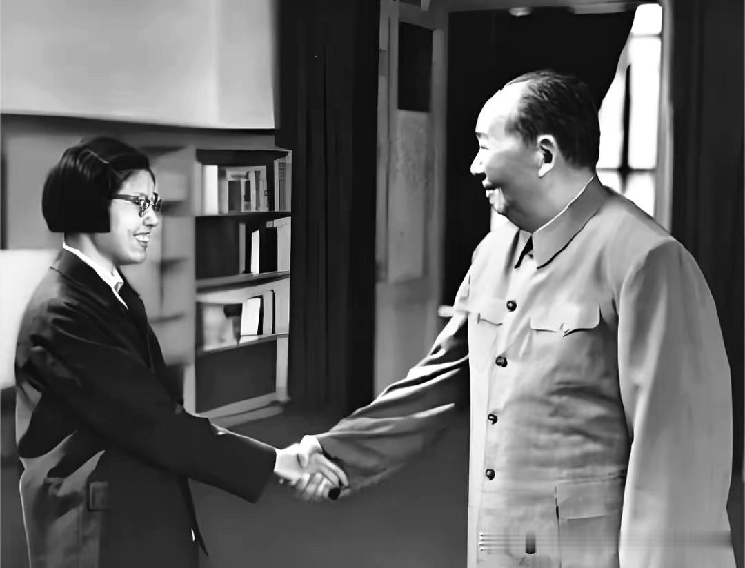 毛主席同王海容亲切握手