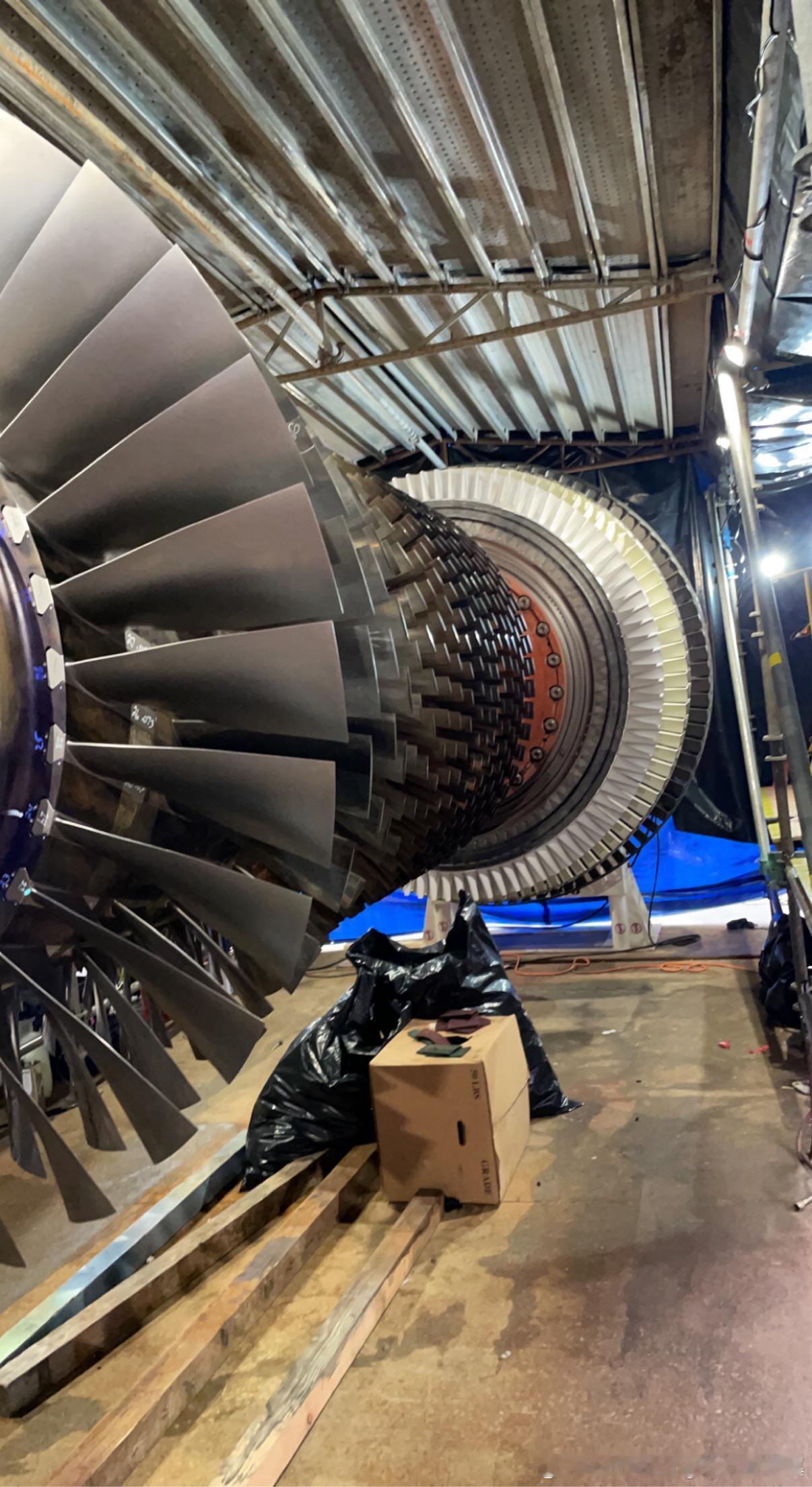 GE 7FA燃气轮机的转子。航空创作计划GE 7FA燃气轮机是通用电气公司生产的