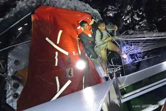 一艘悬挂新加坡国旗、载有21名菲律宾人的货船在中国南海黄岩岛附近倾覆，造成两人死
