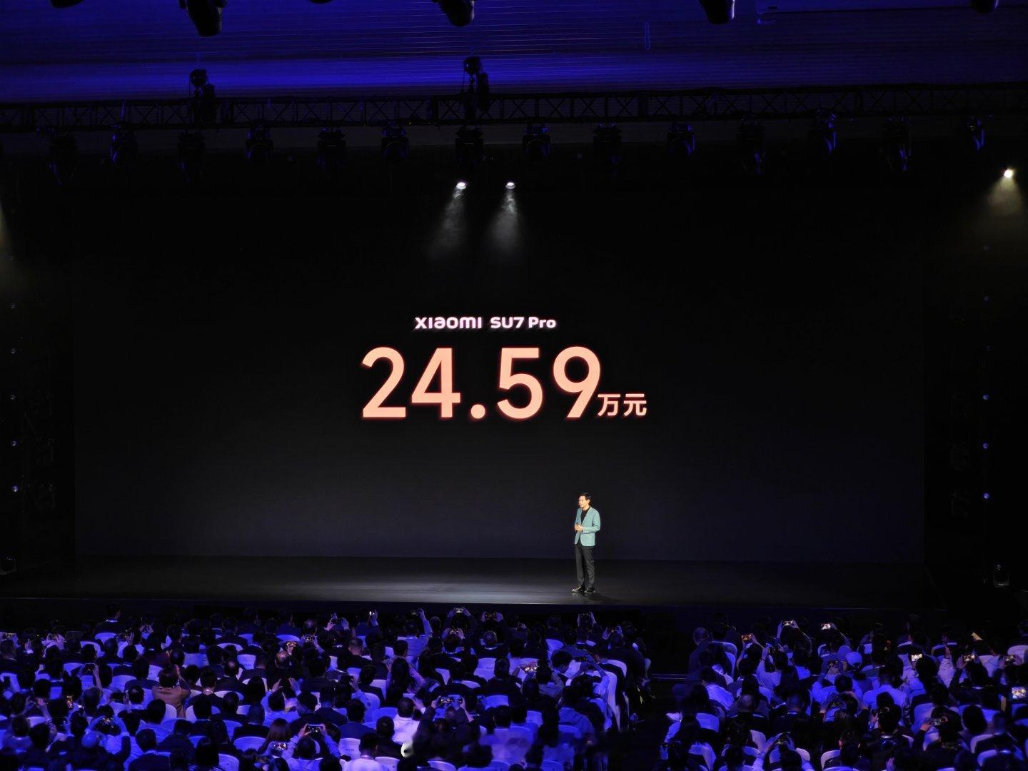 小米SU7标准版21.59万，Pro版24.59万。这么看Pro更加值得买，长续
