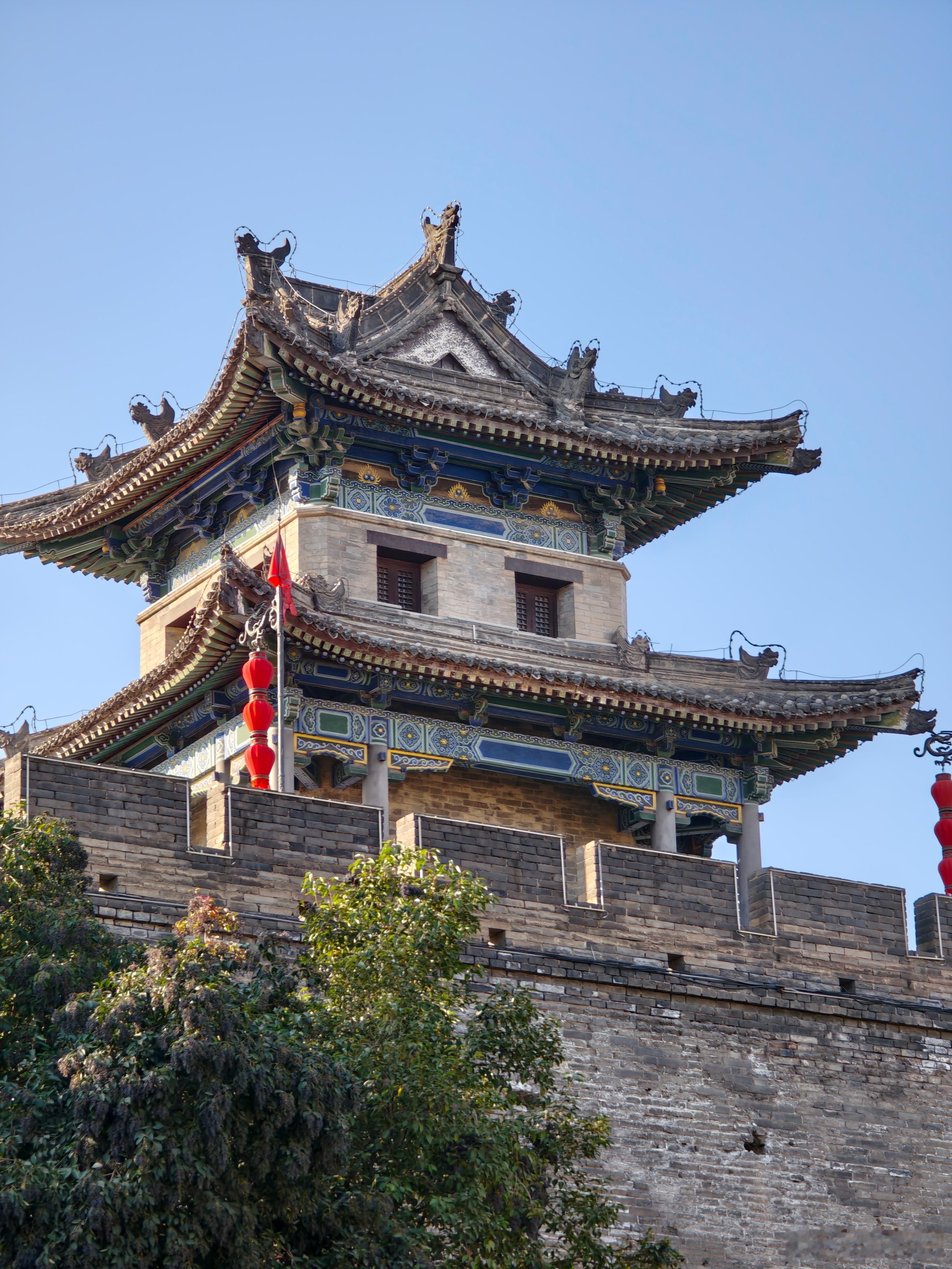 西安人的城墙下，是西安人的火车。 西安·西安城墙