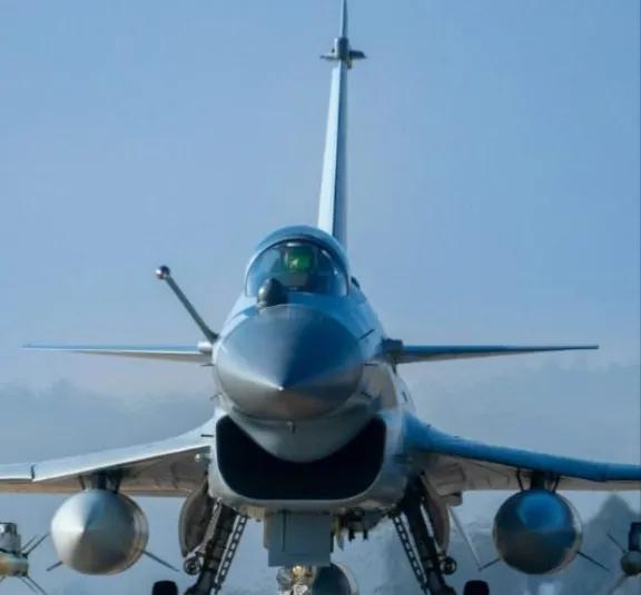 炸锅了！歼-10C在印巴空战中以6:0战绩暴杀阵风，PL-15导弹在200公里外