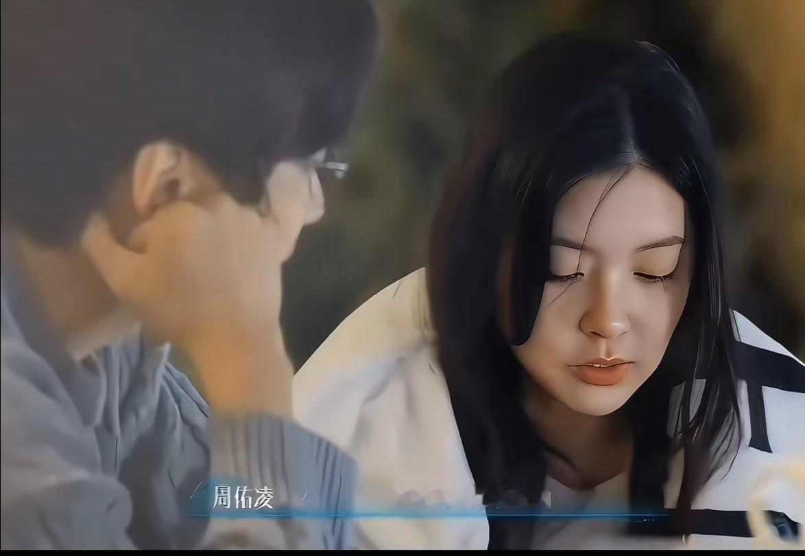 周佑凌对柳柳和丹琪不同的状态就知道他更喜欢谁了！
一是身体不会骗人。和丹琪坐一起
