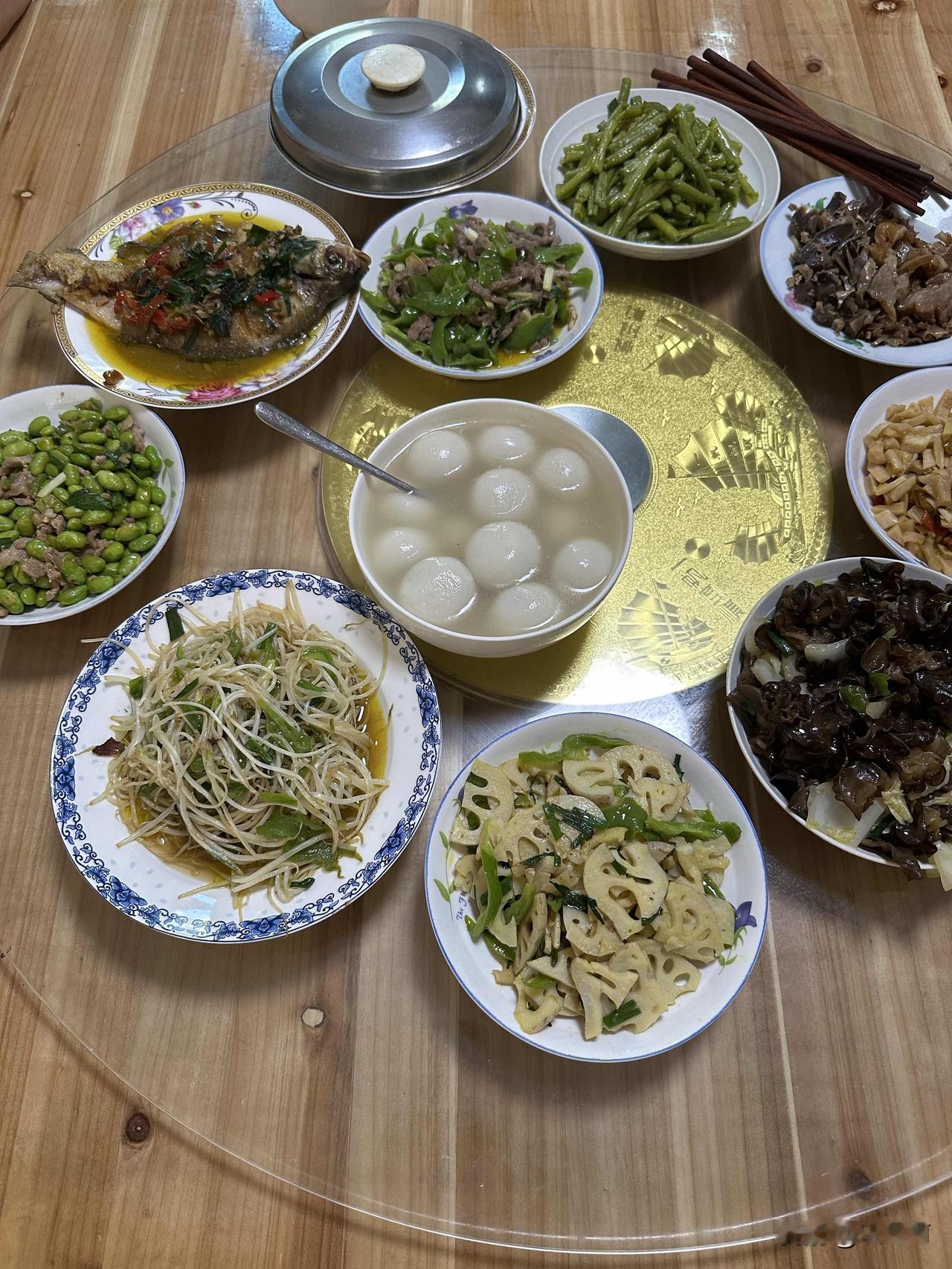 “父母在不远游，游必有方。”
中秋节没有回家陪父母，我是不是很不孝
。
    