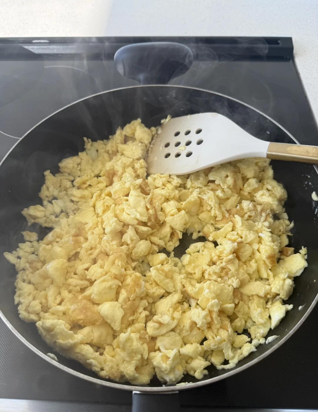 今天开始包饺子，韭菜鸡蛋和虾仁韭菜鸡蛋。一大早起来先把面和好醒着，去楼下超市买鸡
